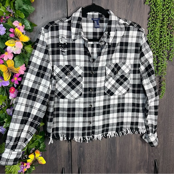 §🌼3/$30🌼Forever 21 Plaid Button Down Distressed Flannel Size Medium - Picture 2 of 16